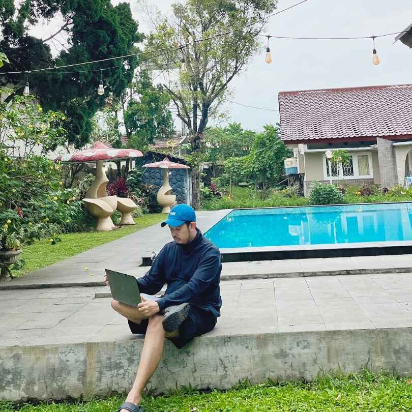Zulfadhli Ashari bekerja dengan laptop